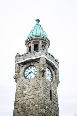 Hamburg'da tarihi liman gemi ve çan kulesi ile arka plan ve liman tesisinde Almanya Avrupa ve vignette dock ile