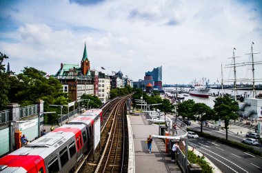 Almanya 'da Hochbahn ve Jetties ile Hamburg Limanı' nda yazın öğle vakti Avrupa 08 / 16 / 2015 'te fotoğraflandı.