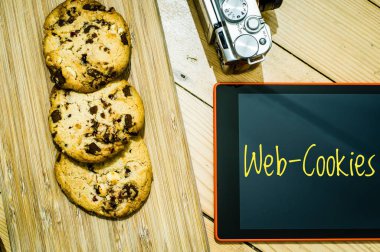 Kurabiyeleri çerez ve çerez yazılı web siteleri için çerez pankartlarını göstermek için tabletle kabul edin
