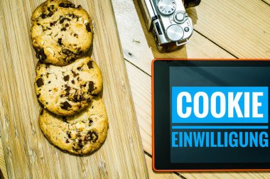 Kurabiyeleri, Alman Cookie Einwilligung 'un ingilizce Cookie' nin rızasıyla web siteleri için çerez pankartı ile tasvir etmek üzere tabletle kabul edin.