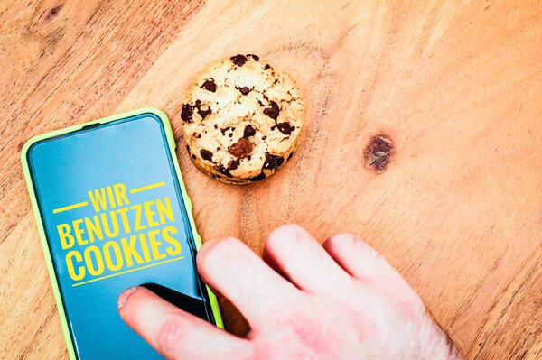 Accept cookies with a tablet to illustrate cookie banners for websites with cookies in German Wir benutzen Cookies in English We use cookies