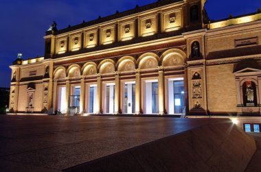 Hamburger Kunsthalle 'nin dış görünüşü Hamburg Almanya' da gece vakti Fotoğraf 10 Temmuz 2017 'de satın alındı