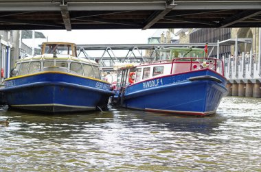 Almanya 'da Hamburg limanı ve denizaltıları ve mavnaları Randolf ve Gebrueder Wriede 08.15' te Avrupa 'da çekildi.