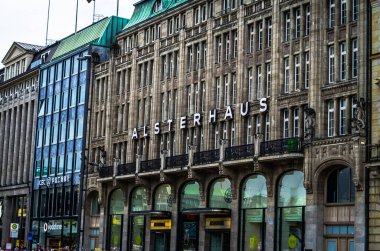 Almanya 'daki Hamburg cephesi Alsterhaus 08.15.2015 tarihinde çekilmiştir.
