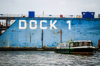 Almanya 'da Hamburg limanı ve 1. Rıhtım ve mavna gemisi kaptanı Ehlers ile birlikte terk edilen gemiler, Avrupa' da 8 / 15 / 2015 tarihinde fotoğraflandı.