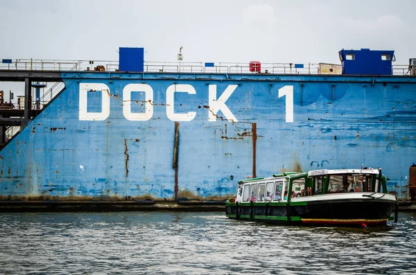 Гамбурзька Гавань Пристані Dock Капітан Барж Елерс Німеччині Сфотографували 2015 Ліцензійні Стокові Фото