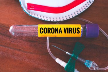 Korona salgını ve Corona virüsü için yüz maskesi, kanül ve kan tüpleri olan kan testi.