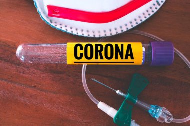 Corona salgını ve yazıtları için yüz maskesi, kanül ve kan tüpleri olan kan testi.