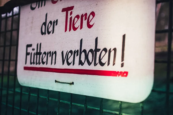 Sign Inscription German Animals Feeding Forbidden English Animals Prohibited Feeding — Stock Photo, Image