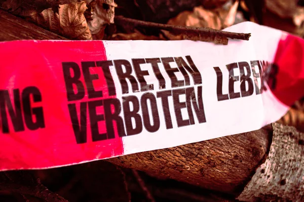 ドイツ語の碑文とバリア記号Betreten Verboten Lebensgefahr英語死の危険性を入力することを禁止 — ストック写真