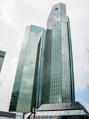 2011.03.14 tarihinde Maintower Deutsche Bank Tower ile Frankfurt silueti