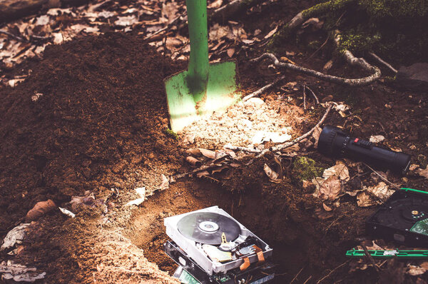 Жесткий диск похоронен в лесу, чтобы прояснить проблему защиты данных в случае уничтожения носителя данных
