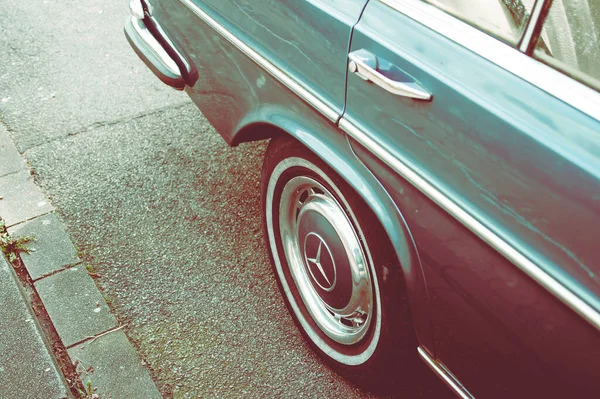 Velho Carro Vintage Azul Com Grade Lâmpadas Com Lotes Cromo — Fotografia de Stock