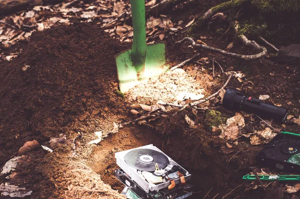 Festplatte Wald Vergraben Ein Datenschutzproblem Bei Zerstörung Von Datenträgern Klären lizenzfreie Stockfotos