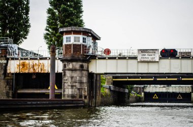 Almanya Avrupa'da hamburg limanı ve iskeleleri gece avrupa'da fotoğraflandı 08.28.2016