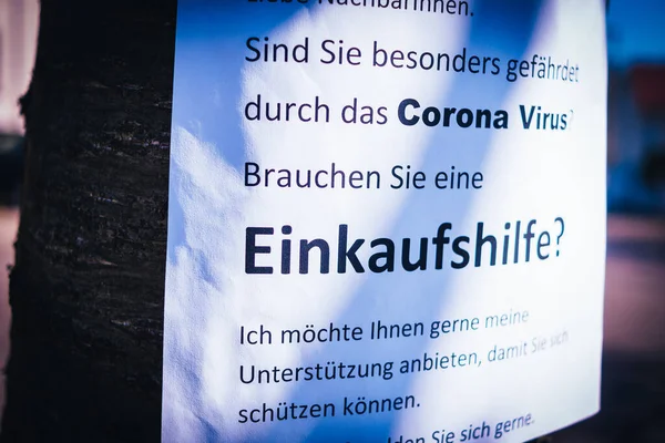Sign Tree Offers Help Elderly Corona Crisis German Einkaufshilfe Fuer — Stock Photo, Image