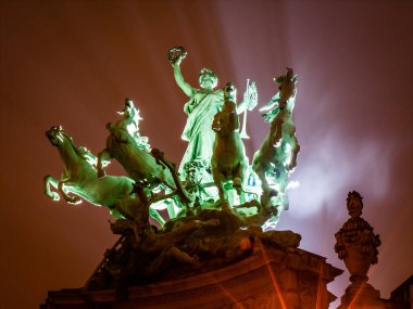 Geceleri Paris 'te Champs-Elysees' de farlar ve arabalarla