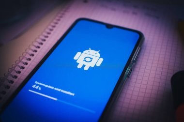 İşletim sisteminin güncellendiği akıllı telefon