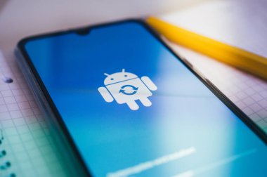 İşletim sisteminin güncellendiği akıllı telefon