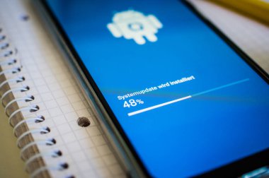 İşletim sisteminin güncellendiği akıllı telefon