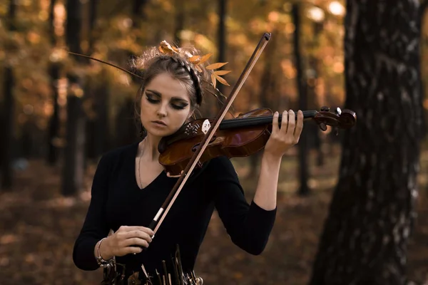 Jovem mulher atraente tocando violino no parque de outono — Fotografia de Stock