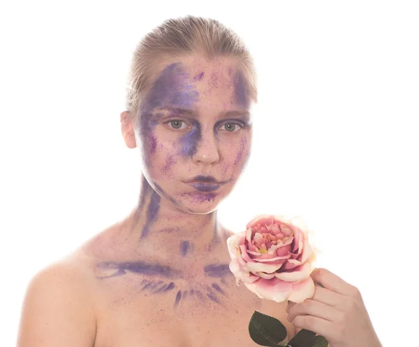 Πορτρέτο του ελκυστική νεαρή γυναίκα με βαμμένο πρόσωπο πολύχρωμο κρατώντας λουλούδι τριαντάφυλλο — Φωτογραφία Αρχείου