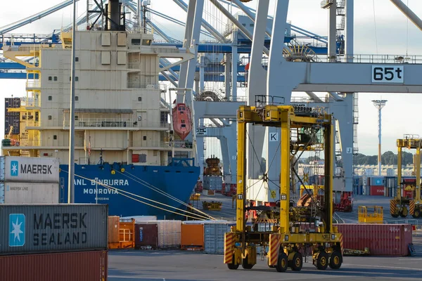 Statku, nośniki widłowe, Dźwigi kołowe i stosu kontenerów o port morski w Auckland. — Zdjęcie stockowe