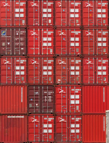 Stapelen van rode containers op zee haven — Stockfoto