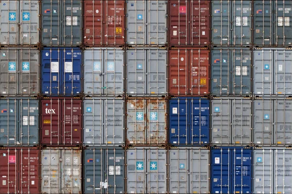 Stapel verzending tanks bij zeehaven. Rode, grijze en blauwe kleuren. — Stockfoto