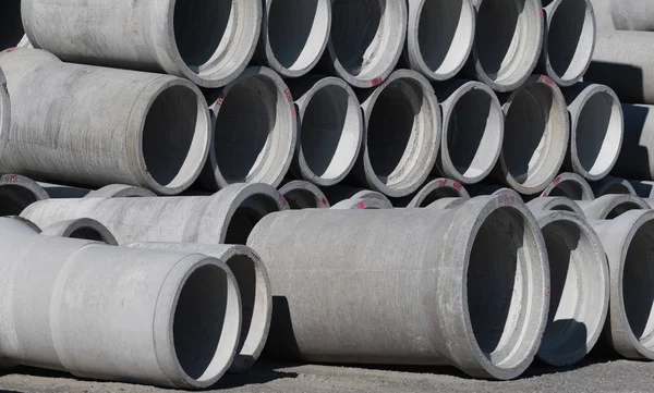 Beton yuvarlak büyük boru yığılmış