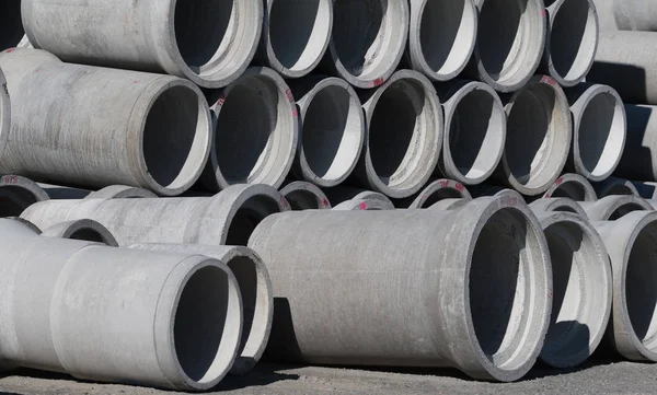 Concreto redondo grandes tubos empilhados — Fotografia de Stock