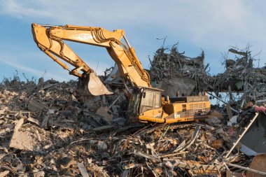 Cat ekskavatör ile temizlik Christchurch, Yeni Zelanda vurmuş depremler yıkıcı dizi sonra yardımcı oluyor