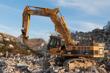Ceres Cat ekskavatör ile temizlik Christchurch, Yeni Zelanda vurmuş depremler yıkıcı dizi sonra yardımcı oluyor