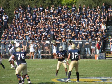 Davis, Ca - 15 Ekim 2006: Uc Davis tuttular vs orta Arkansas Bears futbol oyunu.