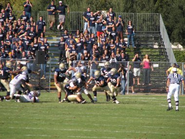 Davis, Ca - 15 Ekim 2006: Uc Davis tuttular vs orta Arkansas Bears futbol oyunu.
