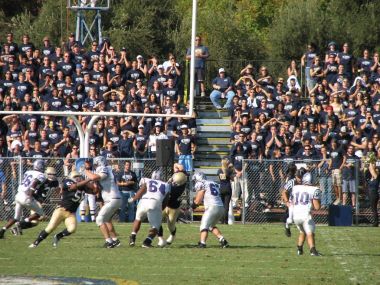 Davis, Ca - 15 Ekim 2006: Uc Davis tuttular vs orta Arkansas Bears futbol oyunu.