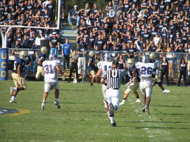 Davis, Ca - 15 Ekim 2006: Uc Davis tuttular vs orta Arkansas Bears futbol oyunu.