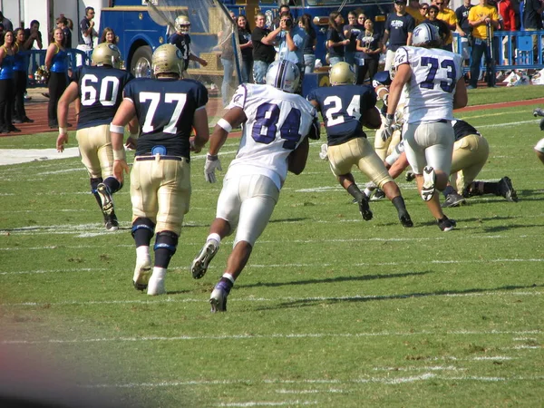 Davis, Ca - 15. října 2006: Uc Davis Aggies vs centrální Arkansas medvědi fotbalová hra. — Stock fotografie