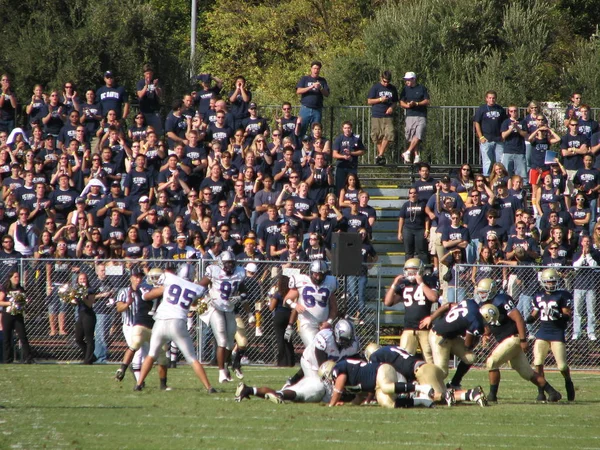 Davis, Ca - 15. října 2006: Uc Davis Aggies vs centrální Arkansas medvědi fotbalová hra. — Stock fotografie