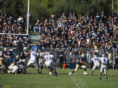 Davis, Ca - 15 Ekim 2006: Uc Davis tuttular vs orta Arkansas Bears futbol oyunu.
