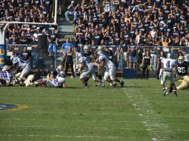 Davis, Ca - 15 Ekim 2006: Uc Davis tuttular vs orta Arkansas Bears futbol oyunu.