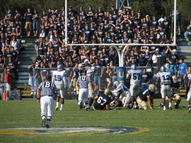 Davis, Ca - 15 Ekim 2006: Uc Davis tuttular vs orta Arkansas Bears futbol oyunu.