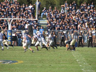 Davis, Ca - 15 Ekim 2006: Uc Davis tuttular vs orta Arkansas Bears futbol oyunu.