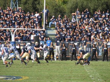Davis, Ca - 15 Ekim 2006: Uc Davis tuttular vs orta Arkansas Bears futbol oyunu.