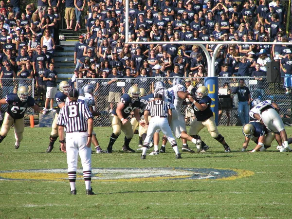 Davis, Ca - 15. října 2006: Uc Davis Aggies vs centrální Arkansas medvědi fotbalová hra. — Stock fotografie