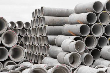 Beton yuvarlak borular yığın halinde yığılmış