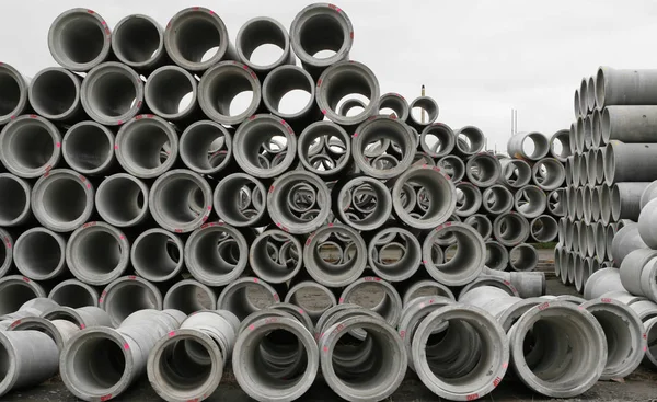 Beton yuvarlak borular yığın halinde yığılmış. 