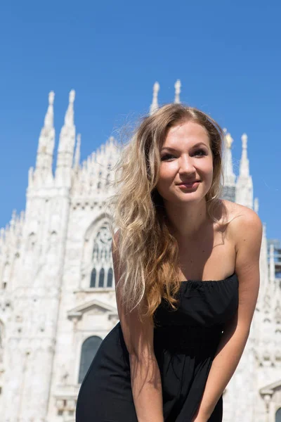 Hermosa chica feliz en vestido negro sobre la famosa Catedral —  Fotos de Stock