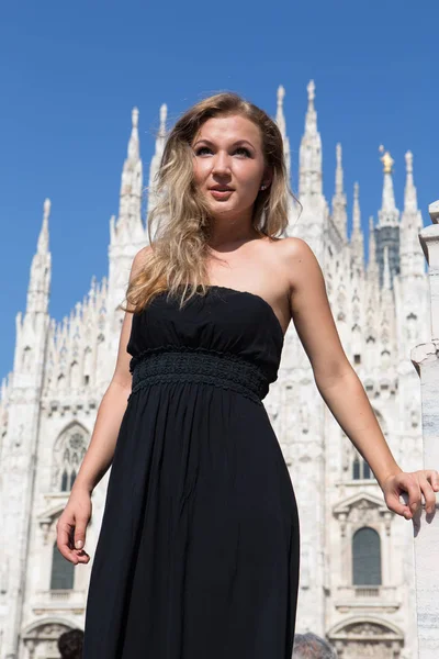 Menina feliz bonita em vestido preto sobre a famosa Catedral Duomo — Fotografia de Stock