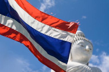Tayland bayrak sallayarak Big Buddha anıt üzerinde